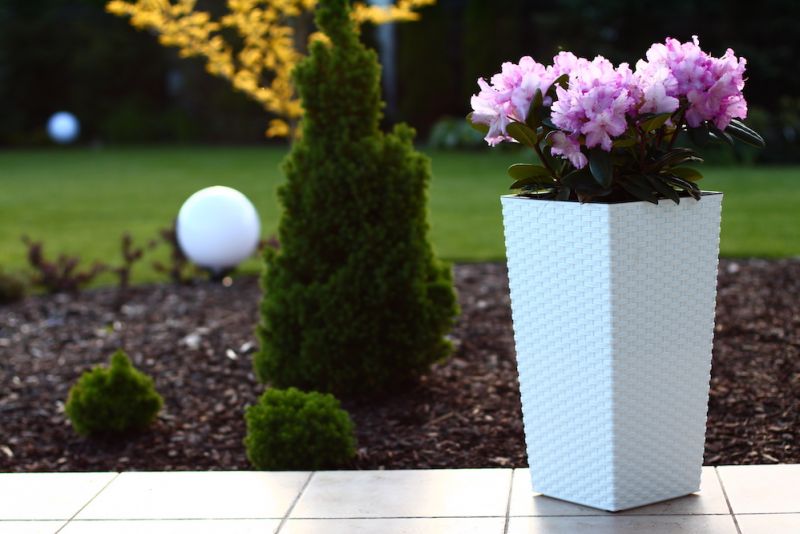 Kvetináč vysoký, plastový, dĺžka strany 25cm, FINEZJA, imitácia ratanu, biely