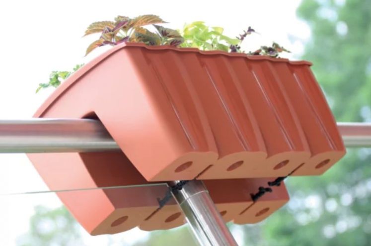 Truhlík plastový, závesný, dĺžka strany 58cm, na zábradlie, CROWN, terakota