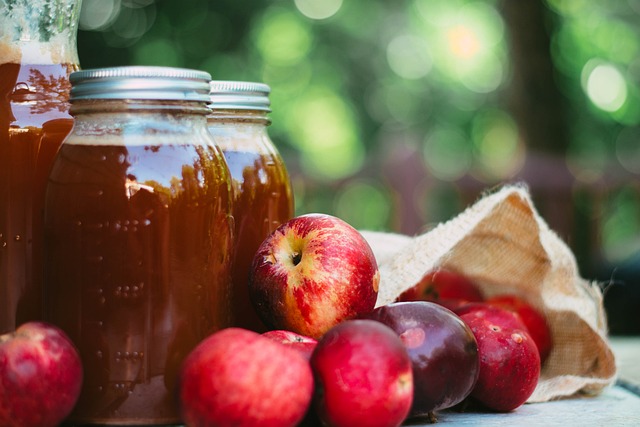 jablká a jablkový cider vo fˇľašiach