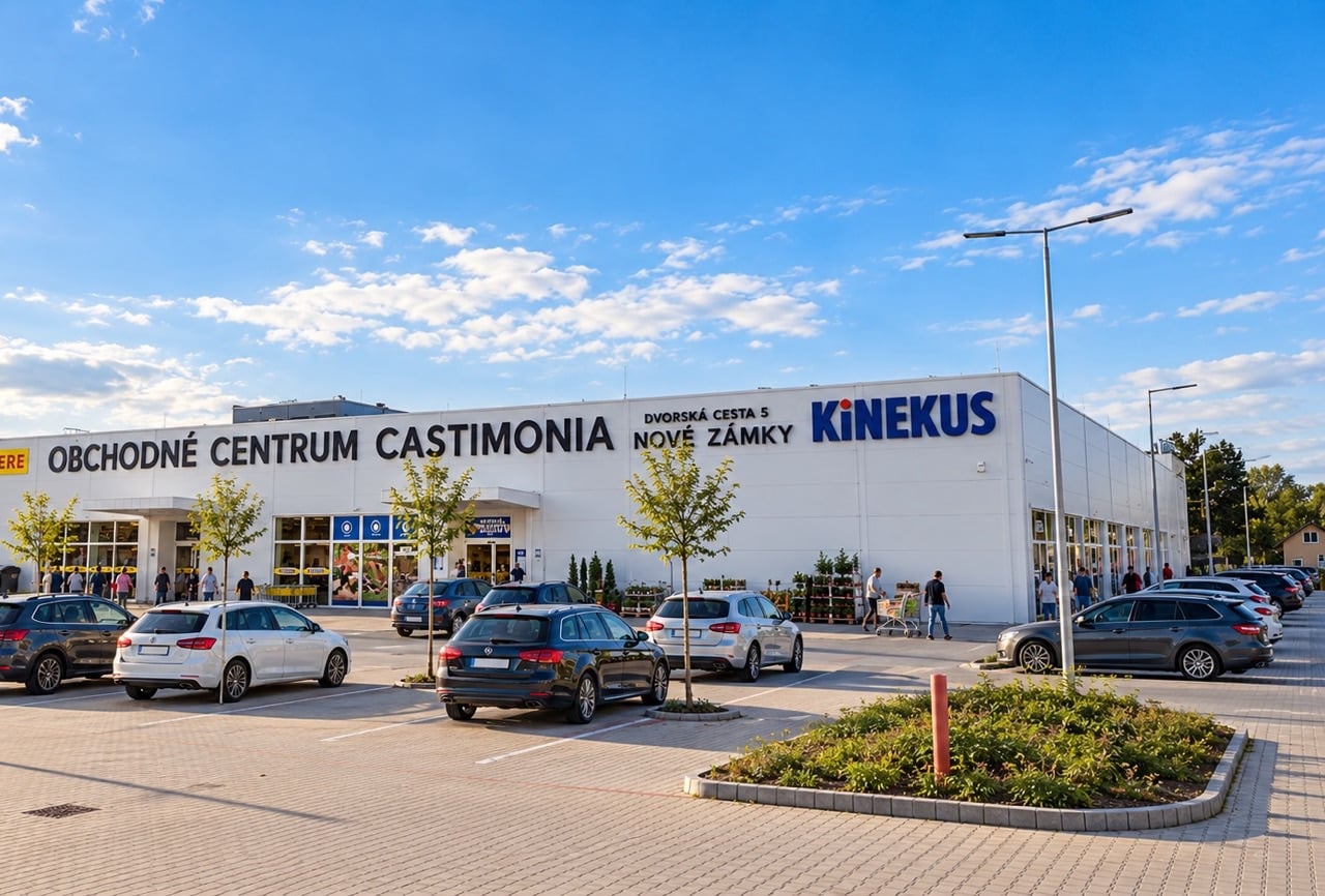 Obchodné centrum Castimonia na Dvorskej ceste 5 v Nových Zámkoch s predajňou Kinekus a parkoviskom pred ňou